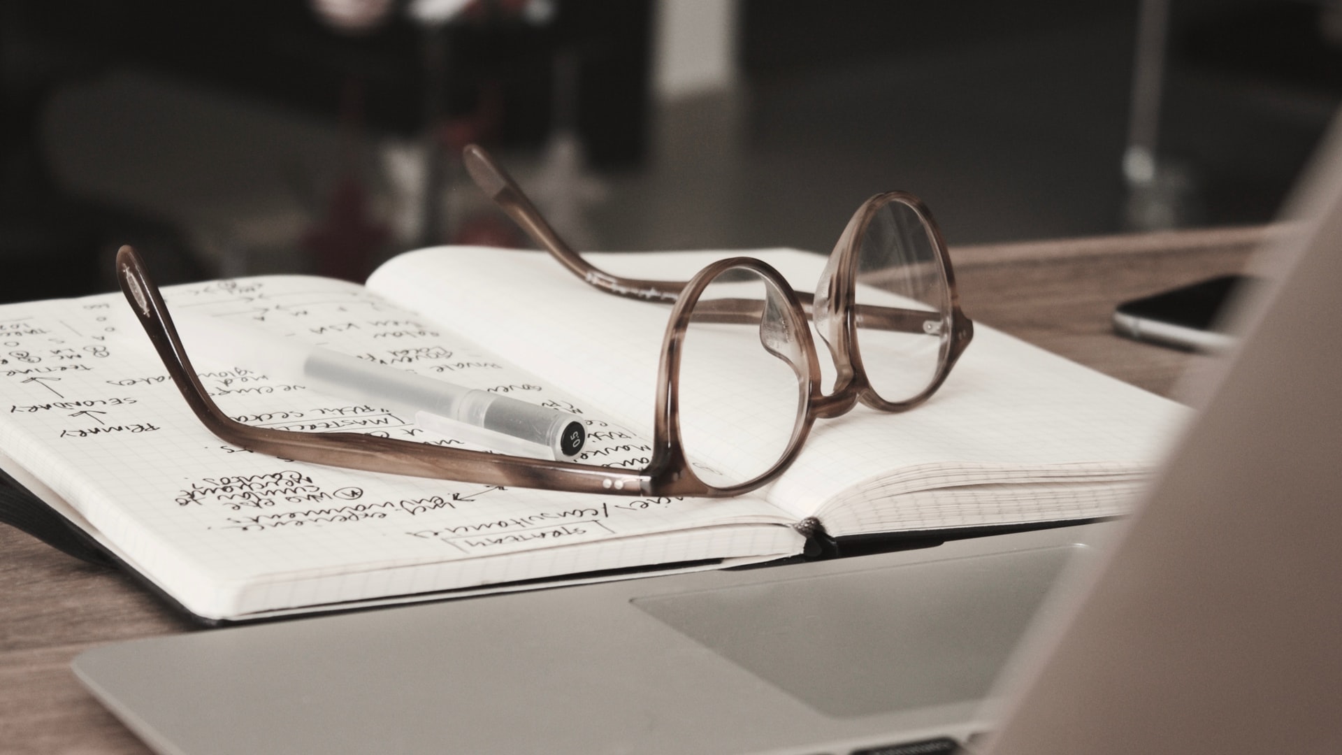 GLASSES TABLE RESEARCH PEXELS