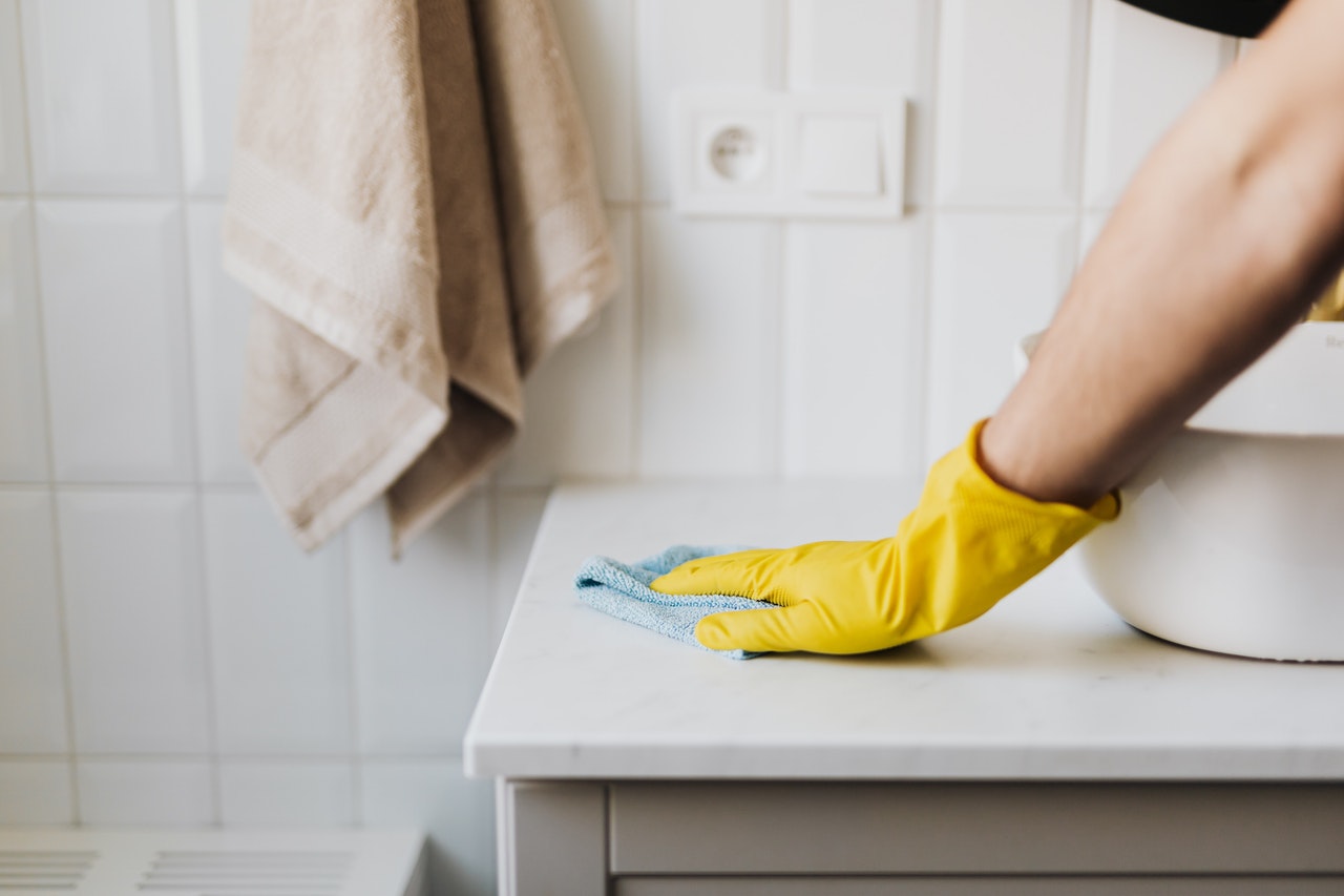 Housekeeper / cleaning/ gloves / pexels